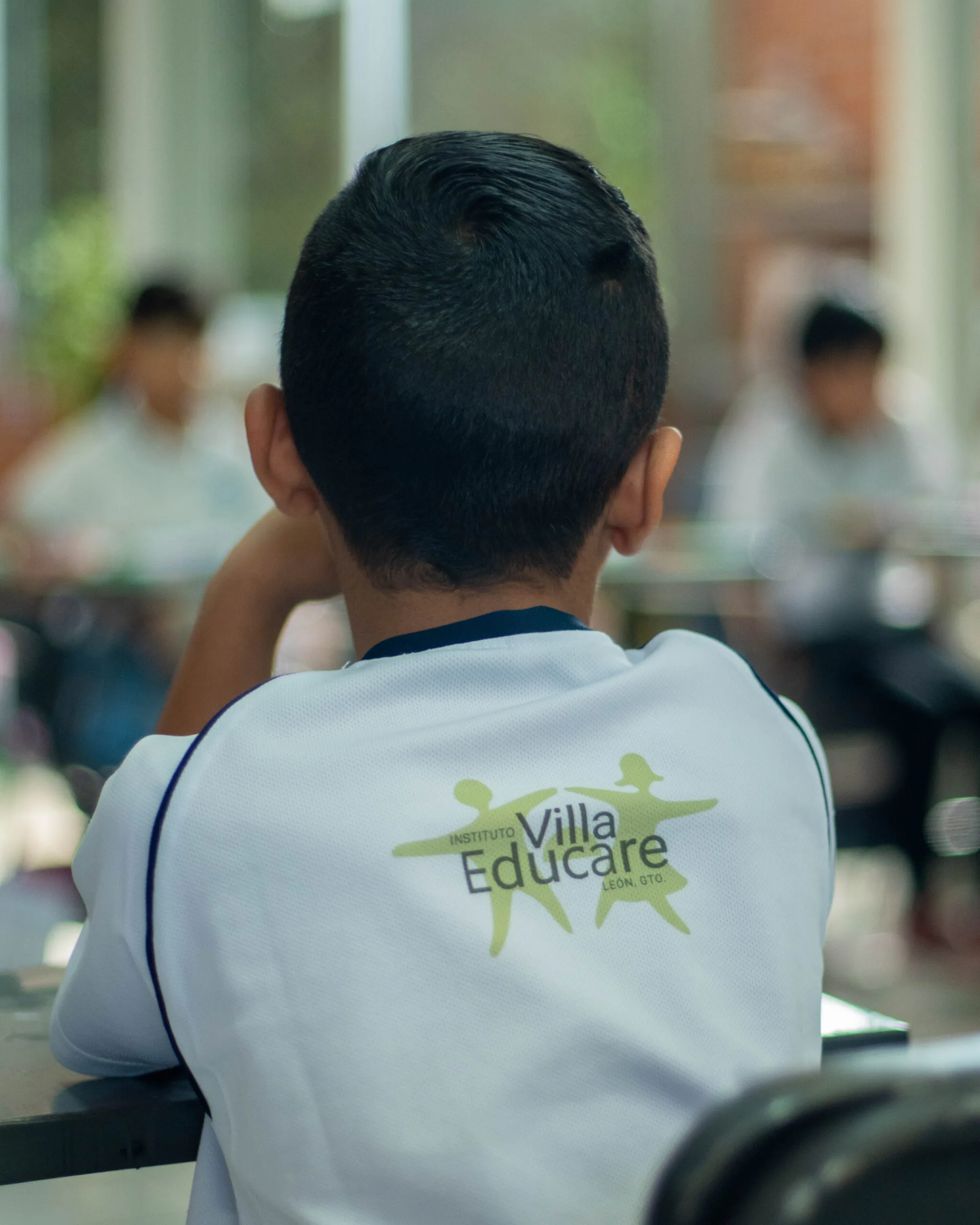 Alumno feliz del Instituto Villa Educare – mejor colegio privado en León Guanajuato con preescolar, primaria y secundaria, educación humanista con valores y cultura de paz UNESCO