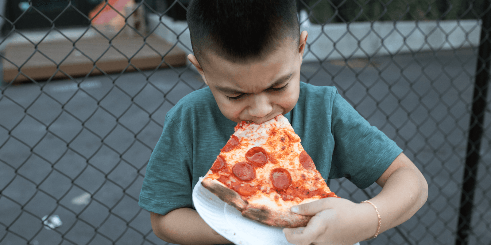 Niño comiendo pizza Reforma sobre comida chatarra en escuelas – Villa Educare