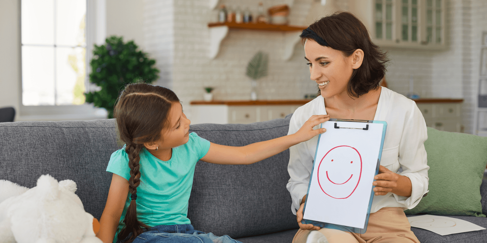 niña desarrollando inteligencia emocional en casa