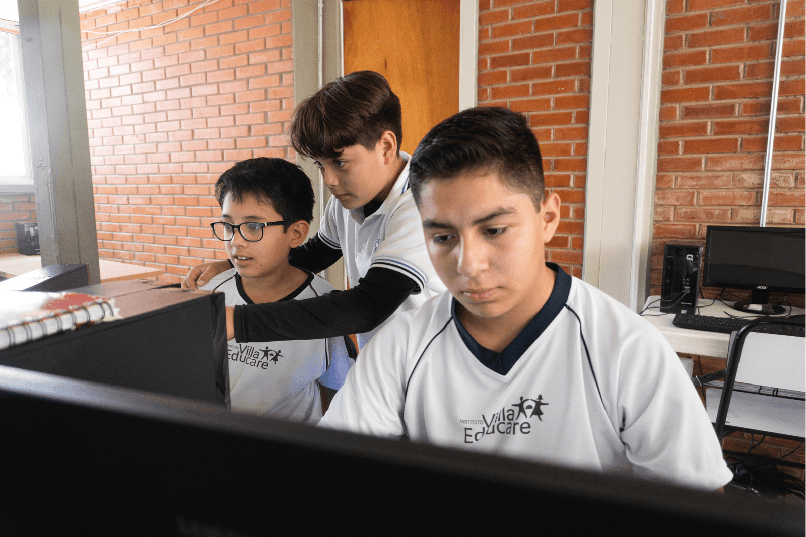 Jovenes haciendo tarea en salón de clases 